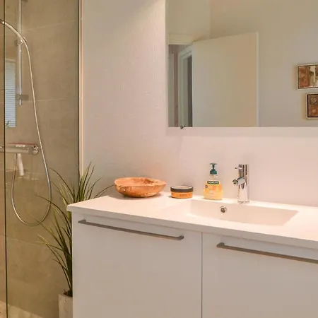 Nice In W/ 3 Bedrooms Vakantiehuis *